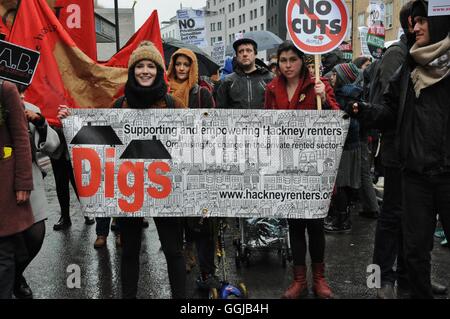 Persone che protestano circa la mancanza di convenienti alloggi in affitto a Londra. Foto Stock