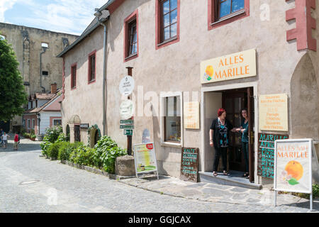 Scena di strada con la gente e di acquisto di souvenir shop nella città vecchia Durnstein nella valle di Wachau, Austria inferiore Foto Stock