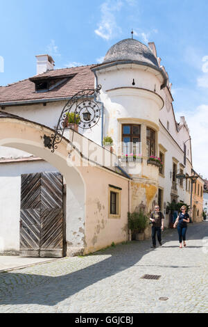 Persone che camminano nella strada principale della città vecchia di Durnstein nella valle di Wachau, Austria inferiore Foto Stock