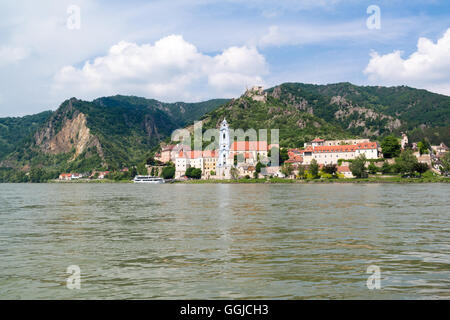 Città di Durnstein con abbazia e il vecchio castello dal fiume Danubio, valle di Wachau, Austria inferiore Foto Stock