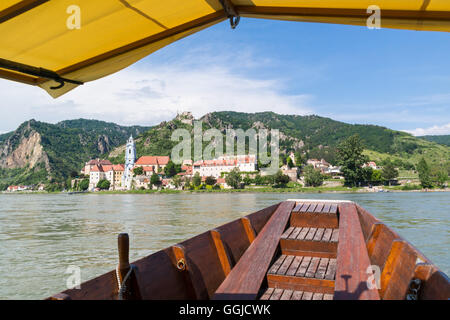 Vista della città di Durnstein con abbazia e il vecchio castello dal traghetto sul fiume Danubio, valle di Wachau, Austria inferiore Foto Stock