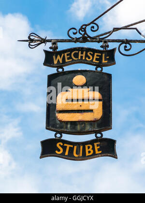 Vecchio cartello con il logo della banca per Exchange office nella strada principale di Durnstein cittadina nella valle di Wachau, Austria inferiore Foto Stock