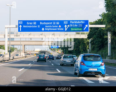 Il traffico su autostrada Autobahn A22 e direzionale segnaletica stradale in Vienna Foto Stock