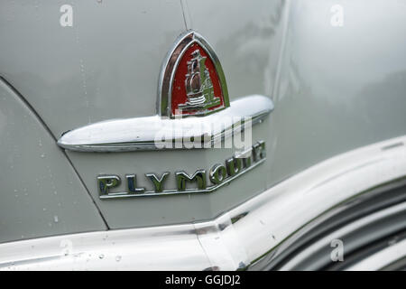 Logo ornamento del cofano Plymouth per auto d'epoca fotografato in occasione di una mostra di auto d'epoca del Regno Unito Foto Stock