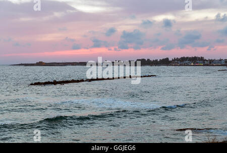 Mediterraneo drammatico tramonto sul mare a Paphos, Cipro. Foto Stock