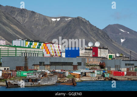 Russia, Komsomolskaya Bay, Chukotka Okrug autonomo. Porto di Provideniya, attraverso lo Stretto di Bering dall'Alaska. Barche da pesca. Foto Stock