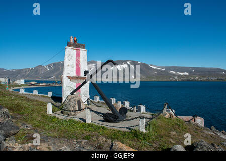 Russia, Komsomolskaya Bay, Chukotka Okrug autonomo. Porto di Provideniya, attraverso lo Stretto di Bering dall'Alaska. Vecchio faro. Foto Stock