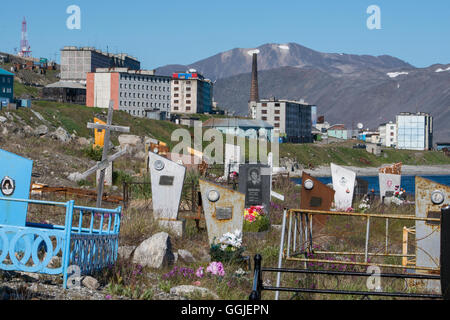 Russia, Komsomolskaya Bay, Chukotka Okrug autonomo. Porto di Provideniya, attraverso lo Stretto di Bering dall'Alaska, cimitero. Foto Stock