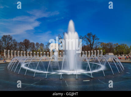 Il movimento sfocati acqua che scorre dalla fontana a livello nazionale il Memoriale della Seconda Guerra Mondiale su una soleggiata giornata di primavera a Washington DC, Stati Uniti d'America Foto Stock