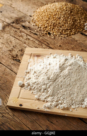Con la farina di frumento su una cucina in legno panchina Foto Stock