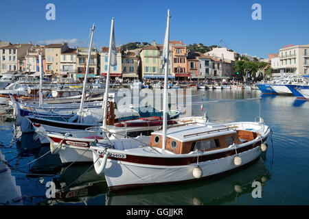 In legno barche da pesca nel porto vecchio porto o Porto Cassis Provenza Francia Foto Stock