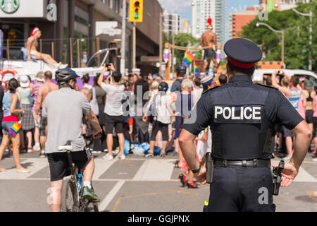 Toronto, CA - 3 Luglio 2016: un poliziotto sta guardando il Gay Pride Parade a Toronto in Canada. Foto Stock