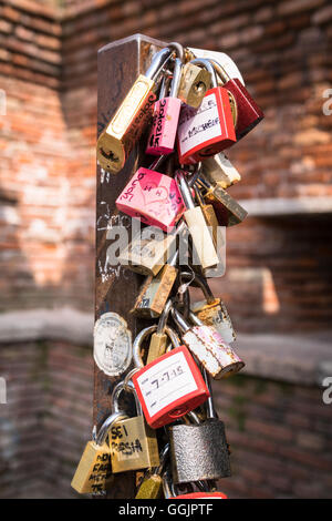 Lucchetti lasciati dagli innamorati di Verona come una promessa di amore. Foto Stock