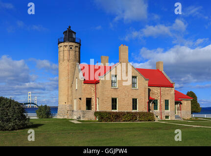 Il vecchio Mackinac Point Lighthouse in bilico sulla penisola inferiore estremità del ponte Mackinac, stretto di Mackinac, Michigan, Stati Uniti d'America Foto Stock