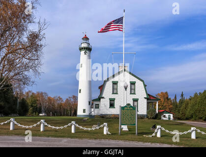 Il Presque Isle faro sul Lago Huron durante un bel pomeriggio autunnale, Michigan, Penisola inferiore, STATI UNITI D'AMERICA Foto Stock