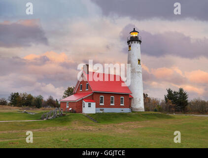 Un simpatico faro, il tawas Point Lighthouse su una burrascosa serata autunnale nel Tawas Point State Park, Michigan, Stati Uniti d'America Foto Stock