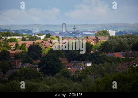 Lo skyline di Oldham da Manchester Heaton Park edifici civici alberi Foto Stock