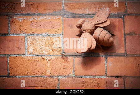 Stone Mason Manchester bee dettagli sulla parete Foto Stock