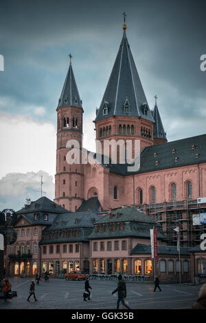 Cattedrale di Magonza al crepuscolo e durante una tempesta di Magonza, capitale della Renania-Palatinato, Germania Foto Stock