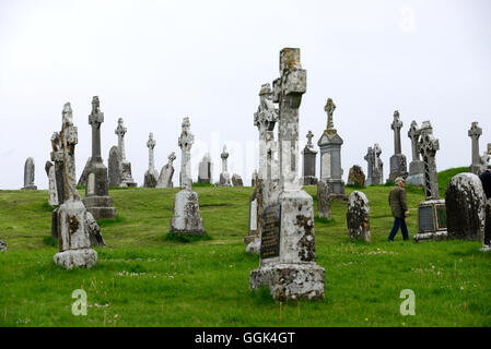 Cimitero con croci celtiche, Clonmacnoise nel centro di Irlanda, nella contea di Offaly, Irlanda Foto Stock