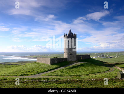 Il castello di Doonagore vicino a Doolin, Clare, nella costa occidentale dell' Irlanda Foto Stock