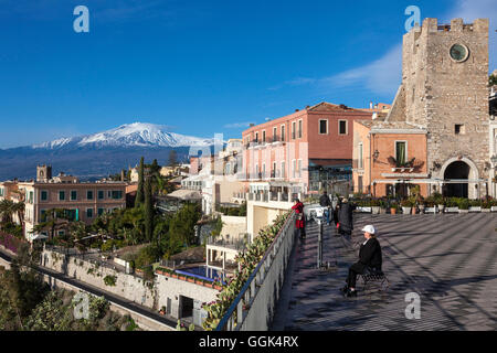 Vista dalla Piazza IX. Aprile al Monte Etna, Taormina, Messina, Sicilia, Italia Foto Stock