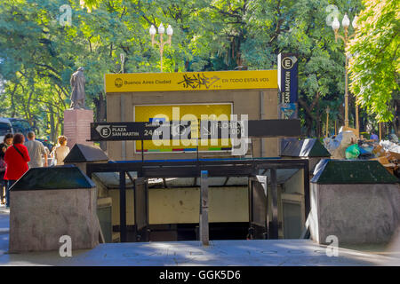 BUENOS AIRES, Argentina - 02 maggio, 2016: Metropolitana ingresso situato in un parco circondato da un sacco di alberi e vicino ad una statua Foto Stock