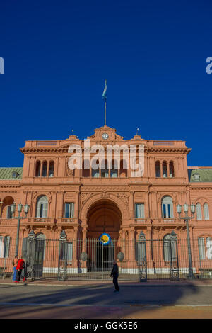 BUENOS AIRES, Argentina - 02 maggio, 2016: uno dei più storici edifici in Argentina, la casa rosa è il luogo dove il presidente al lavoro Foto Stock