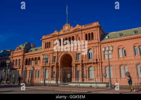 BUENOS AIRES, Argentina - 02 maggio, 2016: l'ingresso principale del palazzo del governo in Argentina con la bandiera del paese sulla sommità di esso Foto Stock