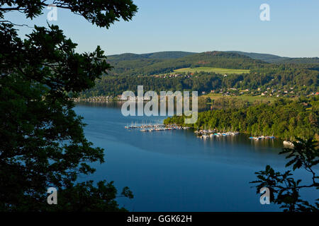 Vista del lago Edersee e marina in Kellerwald-Edersee National Park, Bringhausen, lago Edersee, Hesse, Germania, Europa Foto Stock