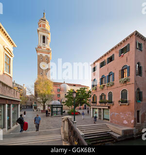 Il campo dei Santi Apostoli e la Chiesa dei Santi Apostoli di Cristo la Chiesa, Venezia, Veneto, Italia, Europa Foto Stock