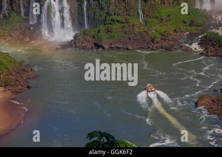 IGUAZU, Brasile - 14 Maggio 2016: un turista in barca a vela sul fiume Iguazu vicino al fondo delle cascate Foto Stock