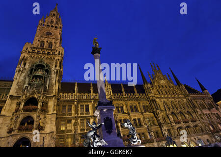 Monaco di Baviera Municipio di notte, Marienplatz Muenchener Rathaus, Monaco di Baviera, Germania Foto Stock