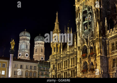 Monaco di Baviera Town Hall e le torri della Frauenkirche di notte, Monaco di Baviera, Germania Foto Stock