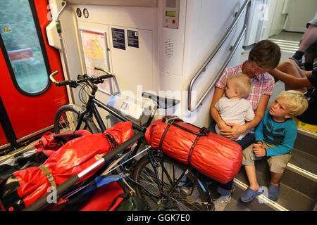 Madre und bambini (1-4 anni) seduto sui gradini di un treno, Schorfheide-Chorin Riserva della Biosfera, Uckermark, Brandeburgo, Germa Foto Stock