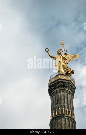 Statua in bronzo della dea Victoria sulla colonna della vittoria di Berlino, Germania Foto Stock