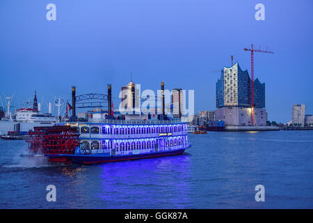 Illuminato nave a pale Louisiana Star vela sul fiume Elba verso Kehrwiederspitze e Elbphilharmonie, Amburgo, Germania Foto Stock