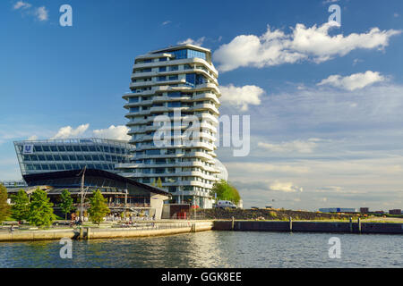 Marco Polo Tower con Grasbrookhafen, Hafencity di Amburgo, Germania Foto Stock