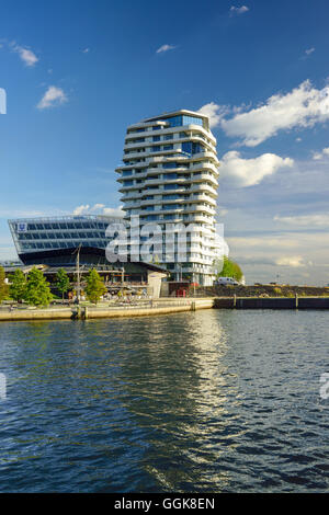 Marco Polo Tower con Grasbrookhafen, Hafencity di Amburgo, Germania Foto Stock