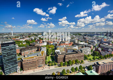 Vista di Amburgo con Heinrich-Hertz-Turm, Telemichel, Binnenalster e municipio di Michel, chiesa di San Michele di Amburgo, Ger Foto Stock