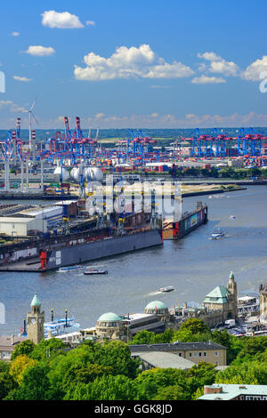 Vista di Amburgo con San Pauli-Landungsbruecken con Pegelturm, sul fiume Elba e terminal per container in background da Michel, Foto Stock