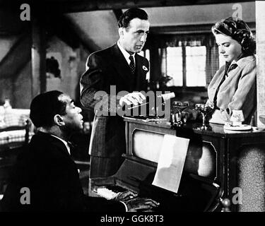 CASABLANCA / Casablanca USA 1942 / Michael Curtiz Szene in Rick's Cafe: Dooley Wilson (Sam am pianoforte), Humphrey Bogart (Rick Blane), Ingrid Bergman (Ilsa Lund) Regie: Michael Curtiz aka. Casablanca Foto Stock