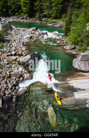 Tre kayaker sulle acque cristalline della Verzasca, Ticino, Svizzera Foto Stock