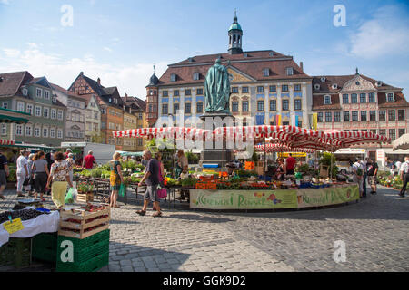Mercato degli agricoltori nella piazza del mercato con il municipio, Coburg, Franconia, Baviera, Germania Foto Stock