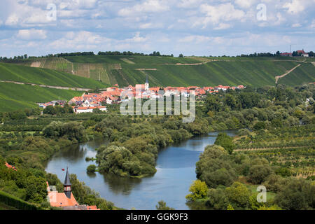 Vista da Escherndorfer Fuerstenberg vigna attraverso su Mainschleife del fiume principale con la Koehler e Escherndorf in distanza, nea Foto Stock