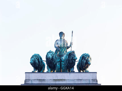 Quadriga, arco trionfale con la statua della Baviera con quattro leoni, Siegestor, Monaco di Baviera, Baviera, Baviera, Germania Foto Stock