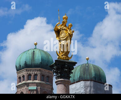 Marien colonna con le torri della Frauenkirche di Monaco di Baviera, Baviera, Baviera, Germania Foto Stock