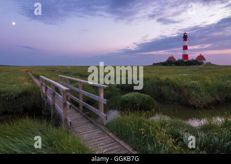Faro di Westerheversand nella luce della sera, Westerhever, mare del Nord, Nordfriesland, Schleswig-Holstein, Germania Foto Stock