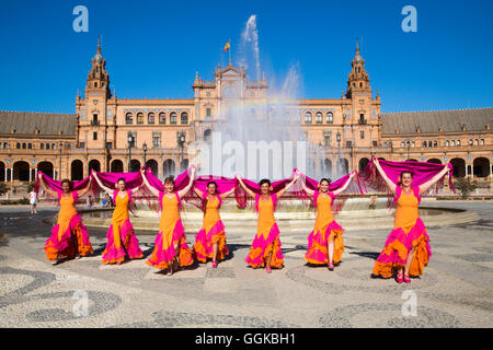 Flamenco Fuego balli di gruppo sulla Plaza de Espana di fronte alla fontana, Siviglia, Andalusia, Spagna Foto Stock