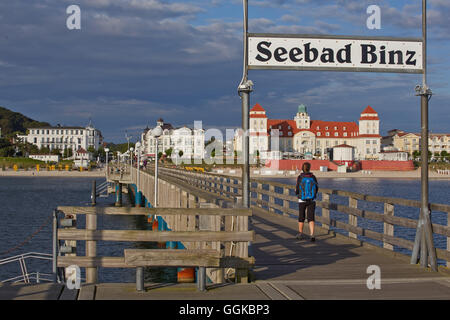 Vista dal molo verso il Kurhaus Binz, località balneare, Mar Baltico, Ruegen, Mecklenburg Vorpommern, Germania Foto Stock